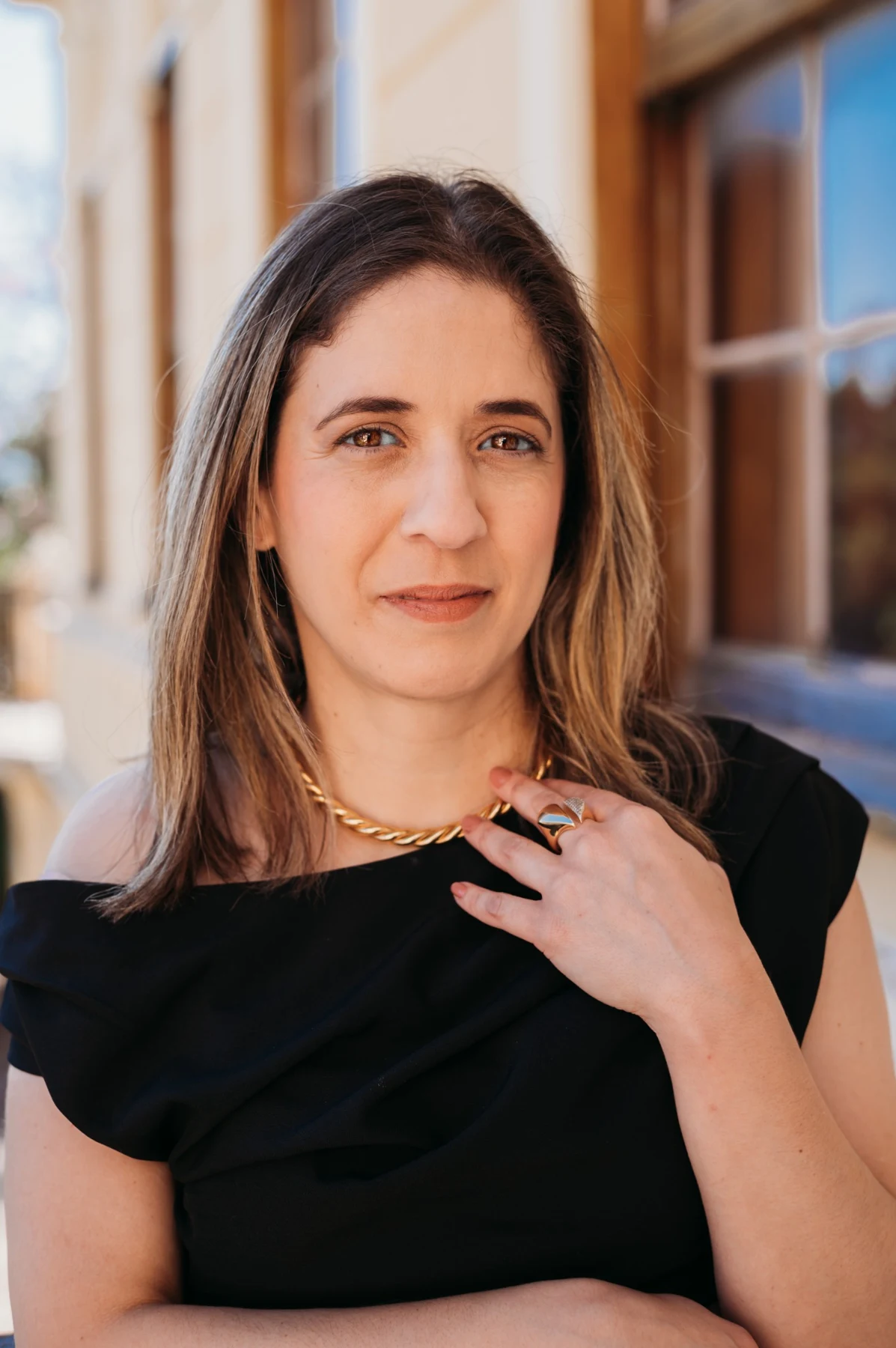 Cilene Agostinho, consultora de imagem e estilo, em retrato com roupa preta