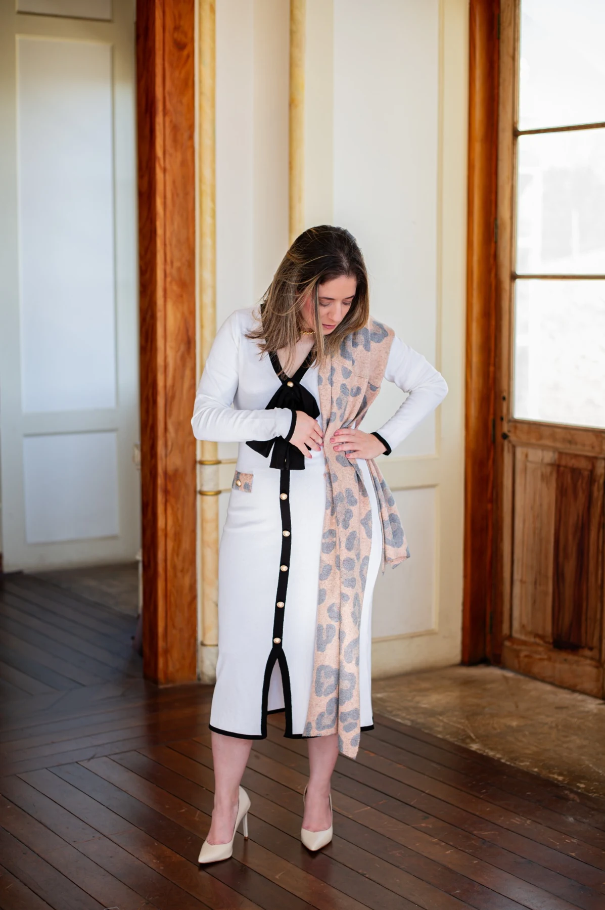 Cilene com look claro e detalhes em preto